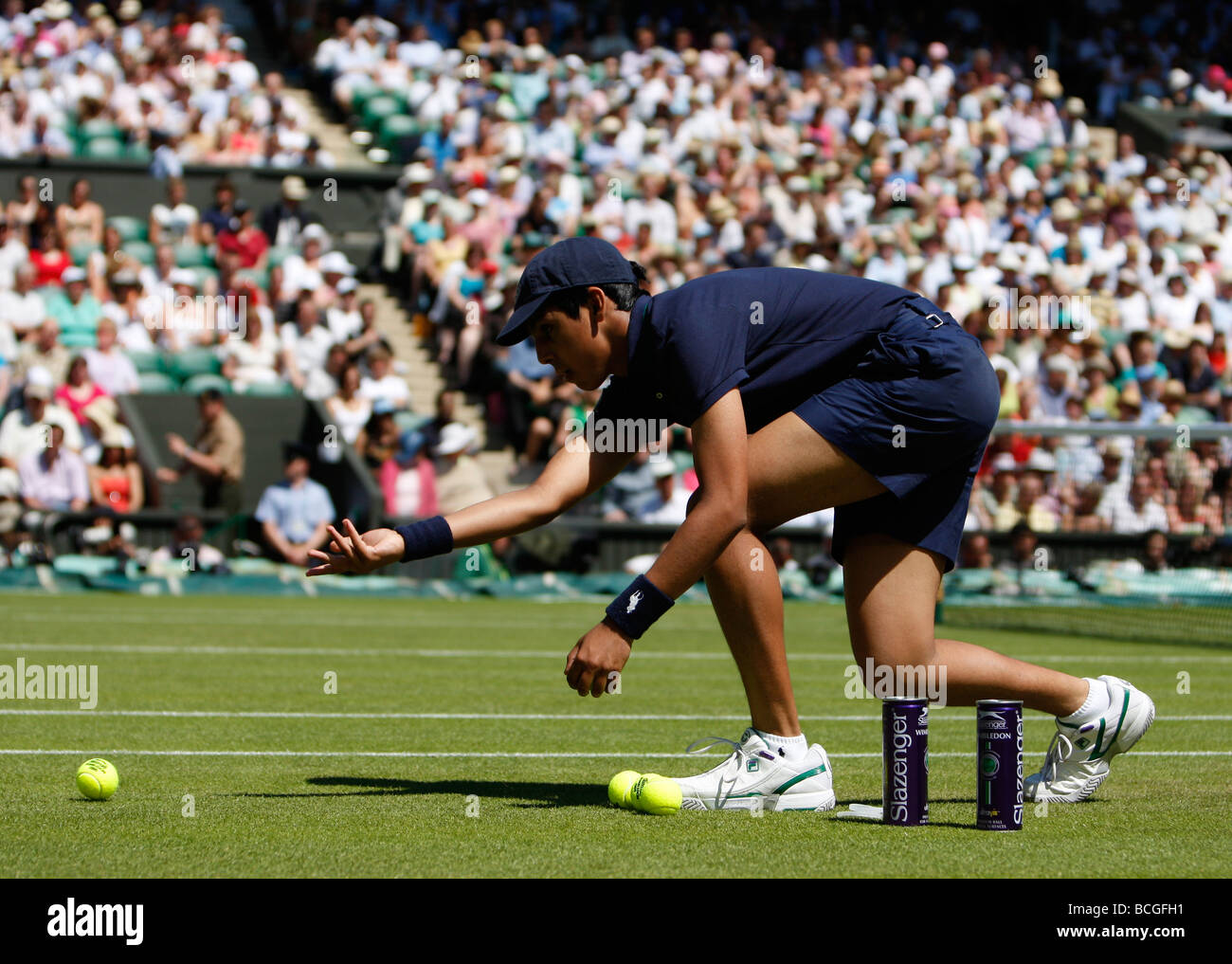 Ballboy en action sur le Court Central au Wimbledon Championships. Banque D'Images