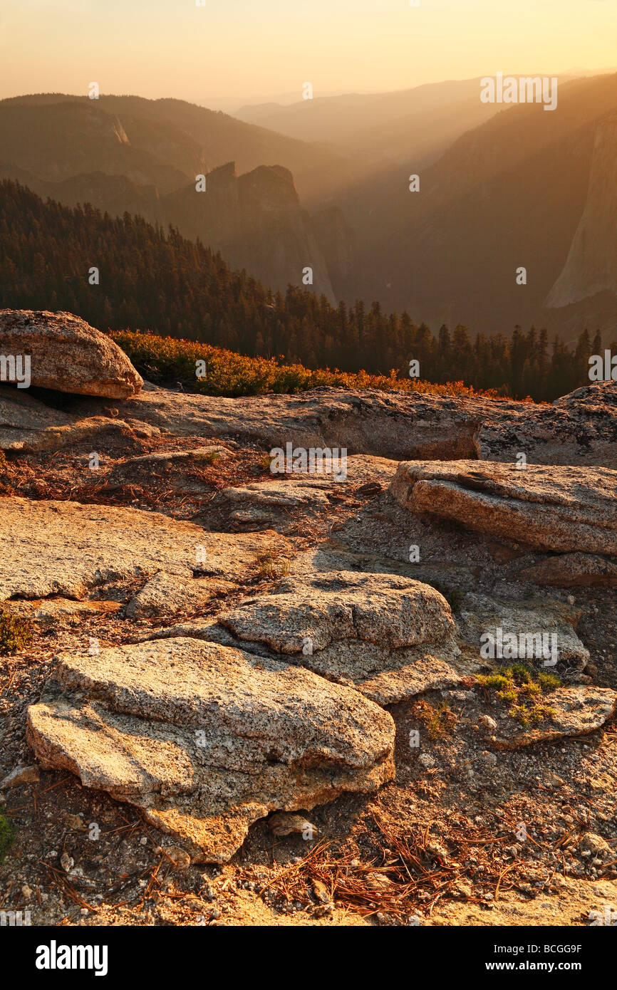 Les roches de Yosemite et les faisceaux lumineux de Sentinel Dome Yosemite Banque D'Images
