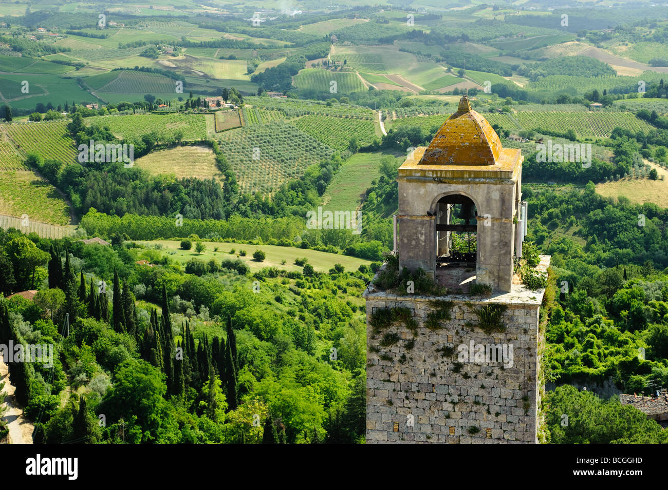 Vue de l'est avec clocher de la tour Torre Grossa, San Gimignano Toscane Italie Banque D'Images