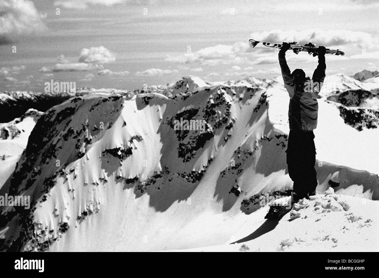 Male skier en admirant la vue d'une montagne qu'il s'apprête à descendre. Banque D'Images