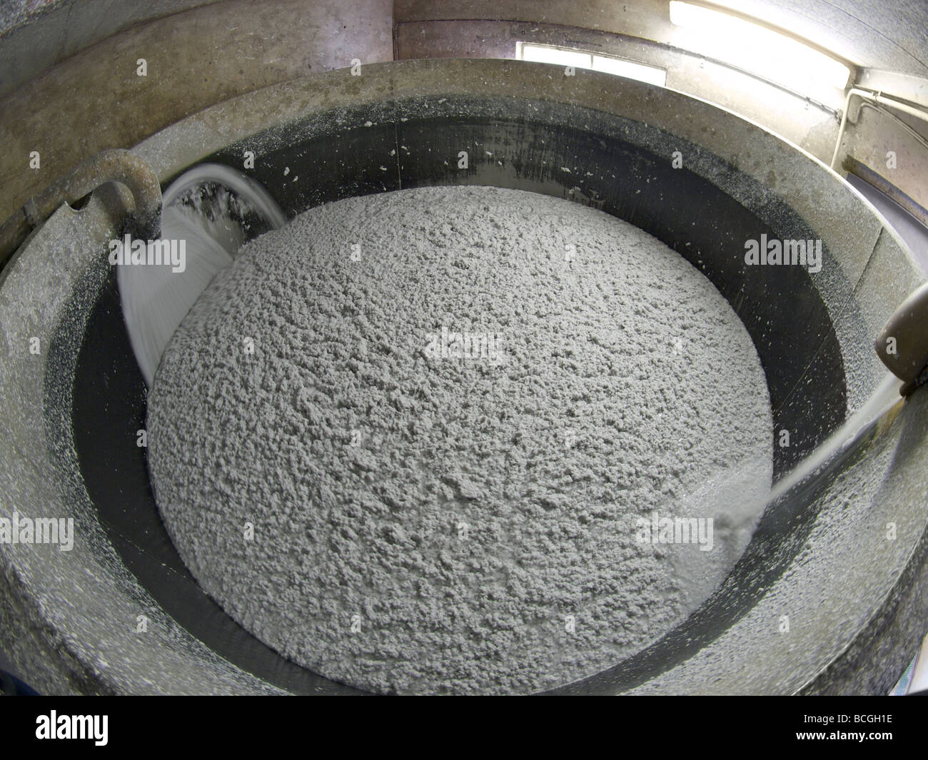 Dans l'usine à papier vieux papier sont déchiquetés et beaucoup d'eau est ajoutée pour les fibres peuvent être pompées dans l'usine Fisheye Banque D'Images