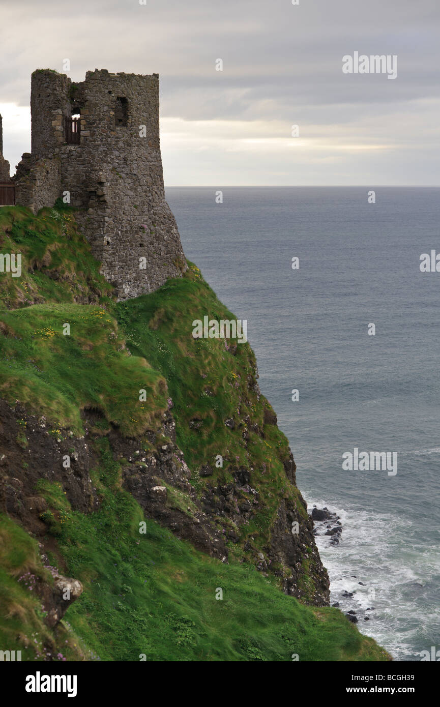 Le château de Dunluce et falaises dans le comté d'Antrim en Irlande du Nord Banque D'Images
