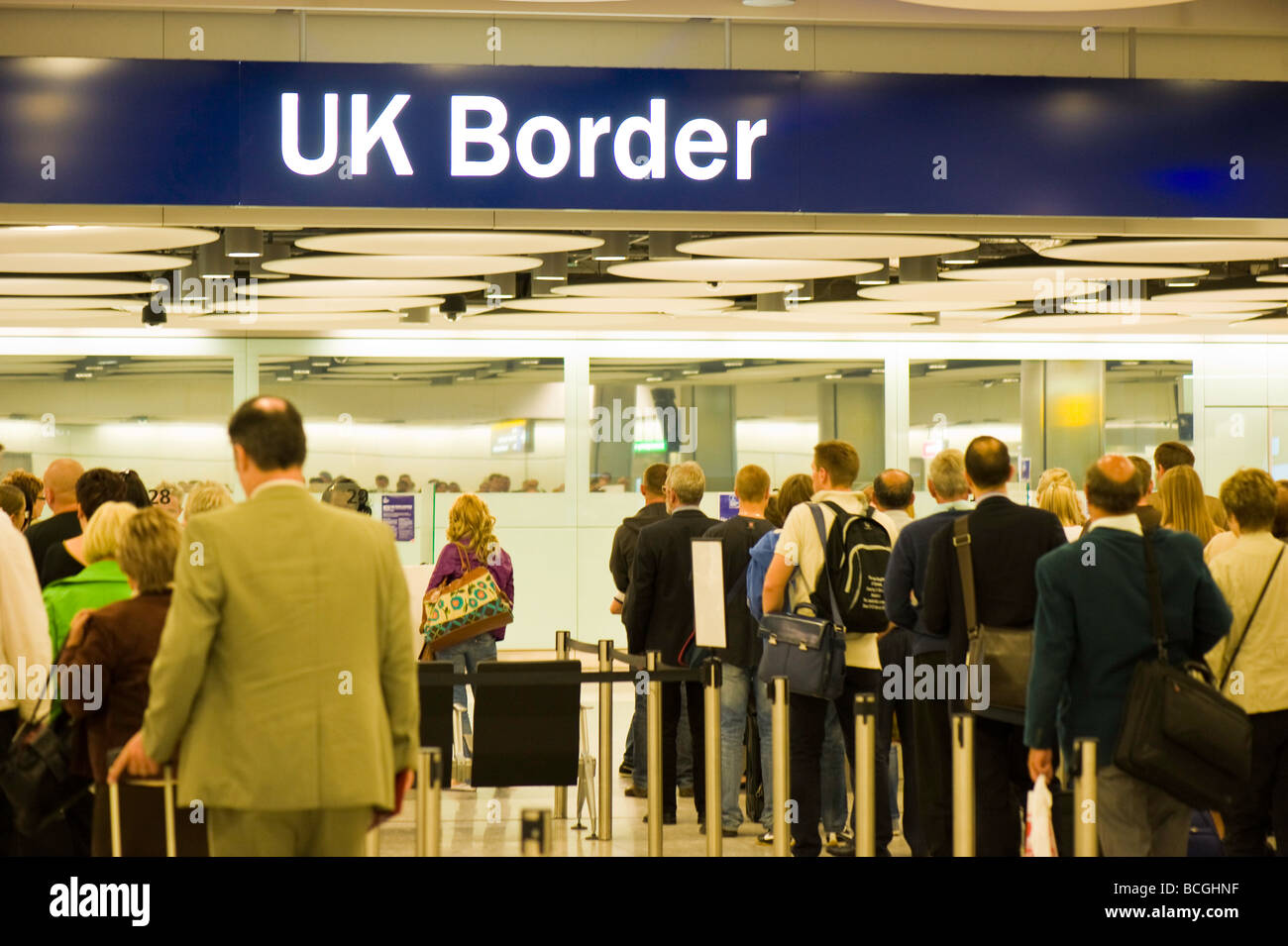 Le contrôle des frontières du Royaume-Uni à la borne 5 de l'aéroport Heathrow de Londres, Royaume-Uni Banque D'Images