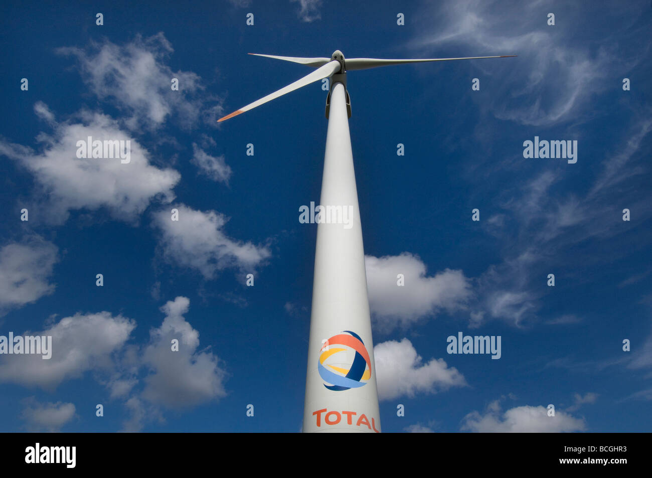 Une éolienne administré par la compagnie pétrolière Total dans un site à Dunkerque dans le Nord de la France Banque D'Images