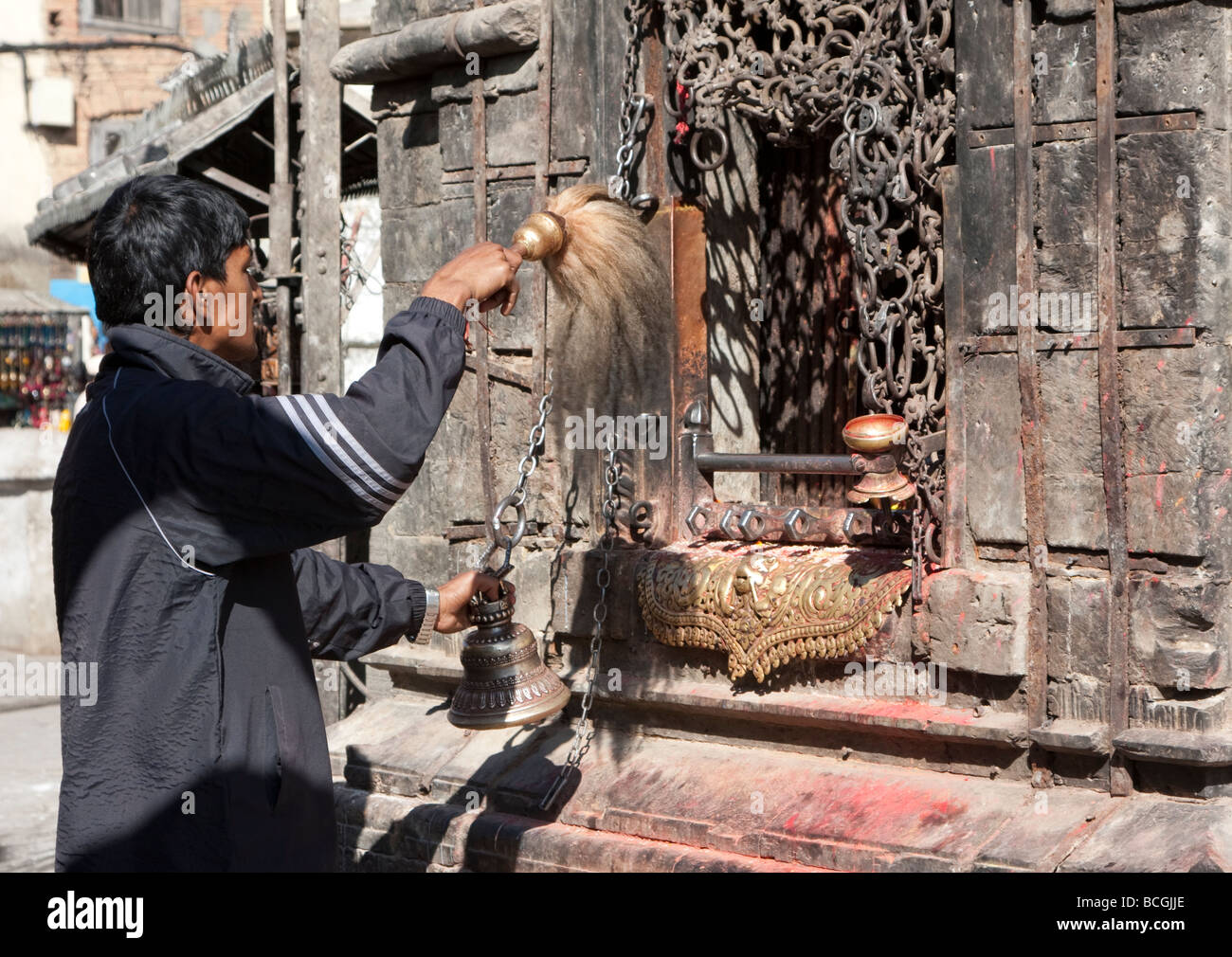 Katmandou, Népal. Nepali Man Performing Rituel de prière à un culte dans le Temple de Swayambhunath complexe. Banque D'Images