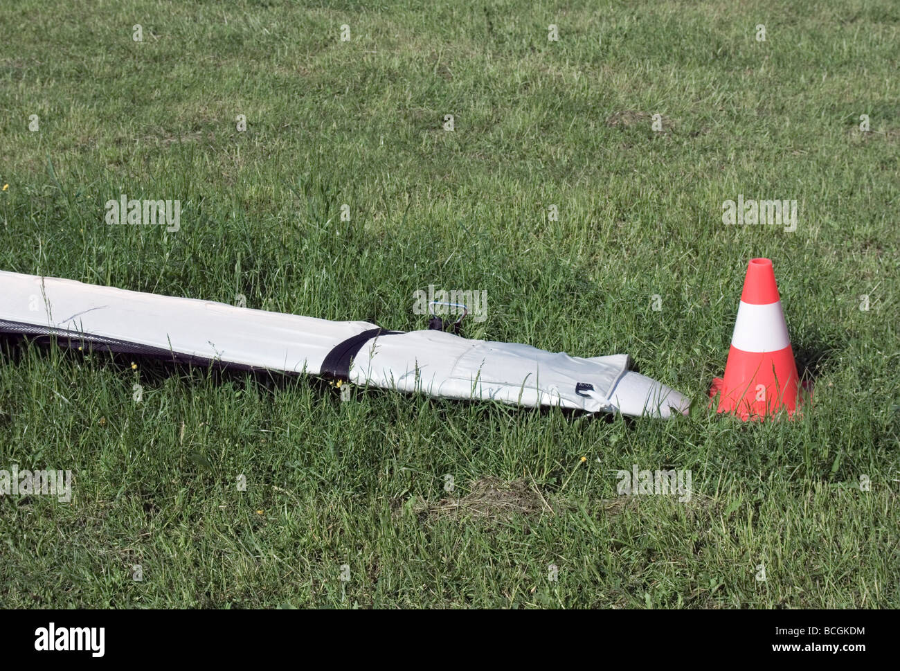 Cône de sécurité et de l'aile du planeur sur l'herbe Banque D'Images