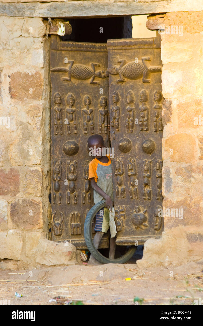 Porte en bois sculpté traditionnel dans le pays Dogon au Mali Banque D'Images