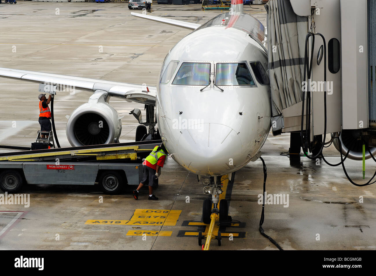 Avion de ligne alimentée et l'embarquement des passagers Banque D'Images