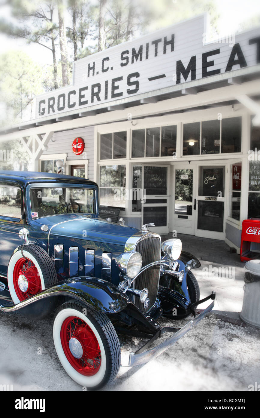 Une vieille Chevrolet (Chevy) voiture à l'extérieur d'un magasin du village à l'Heritage Village de Largo Largo du comté de Pinellas Banque D'Images