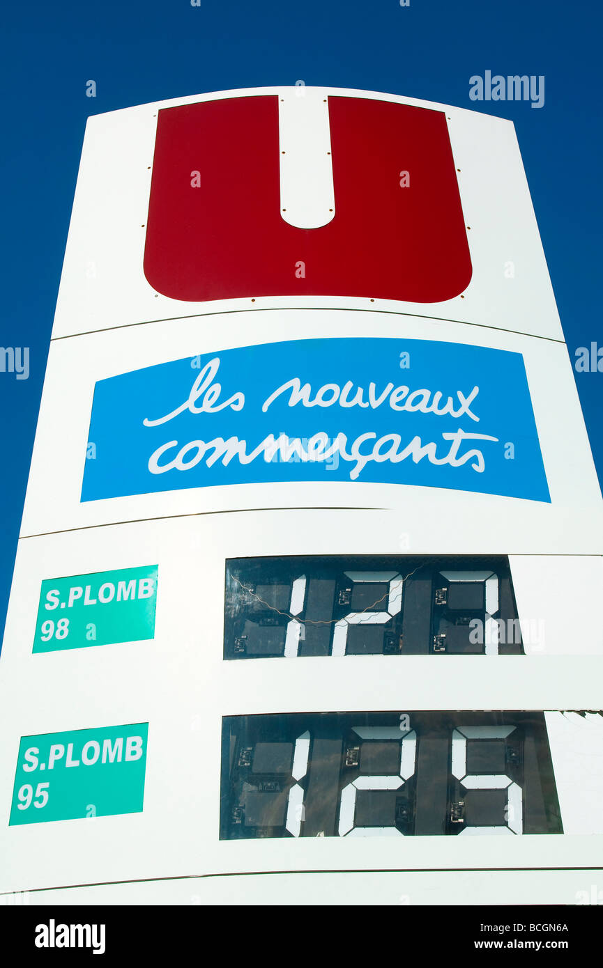 HYPER MARCHÉ SUPER U STATION ESSENCE Banque D'Images