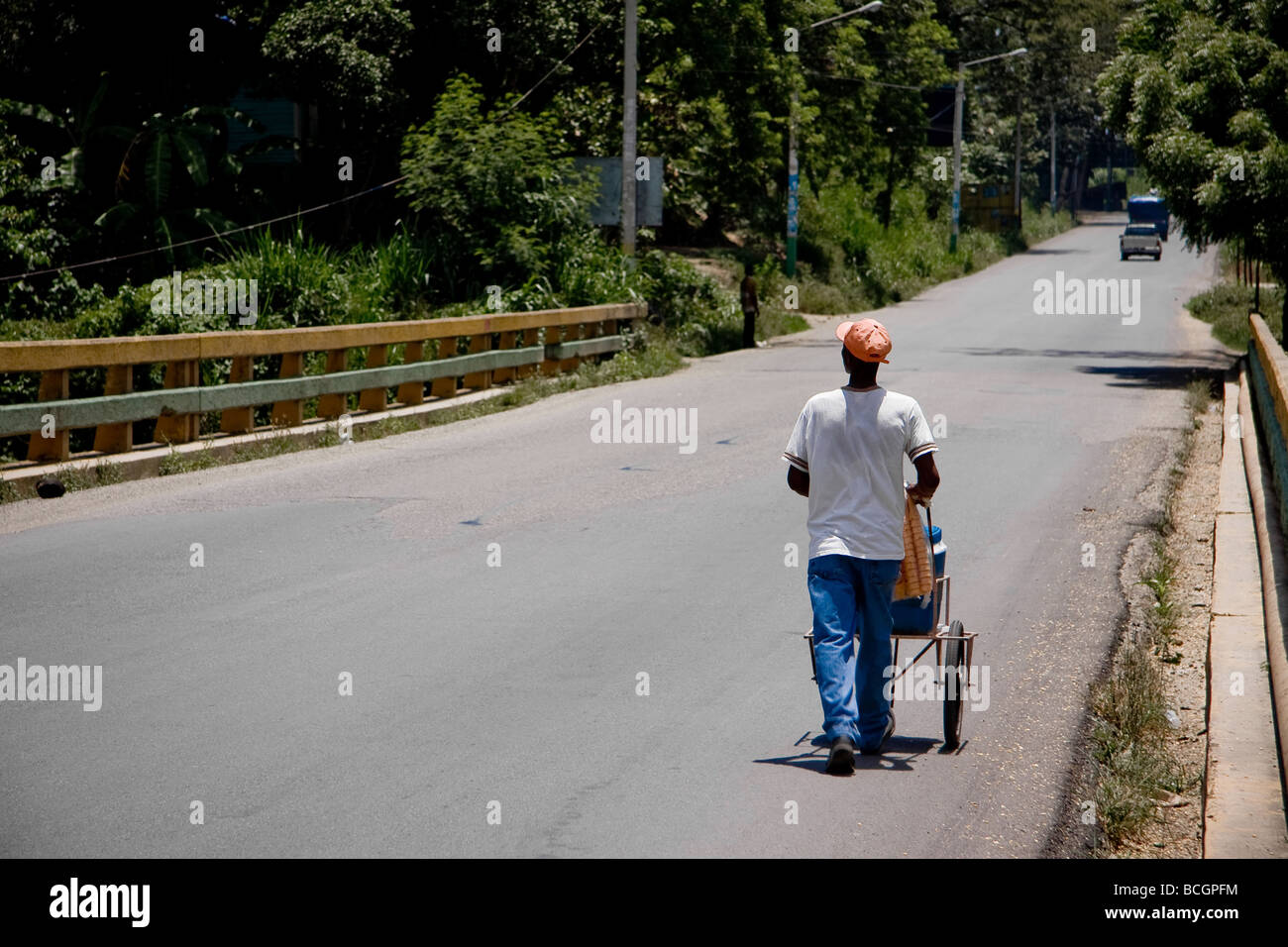 Un vendeur transporte ses marchandises le long de la route à Santiago République Dominicaine Banque D'Images