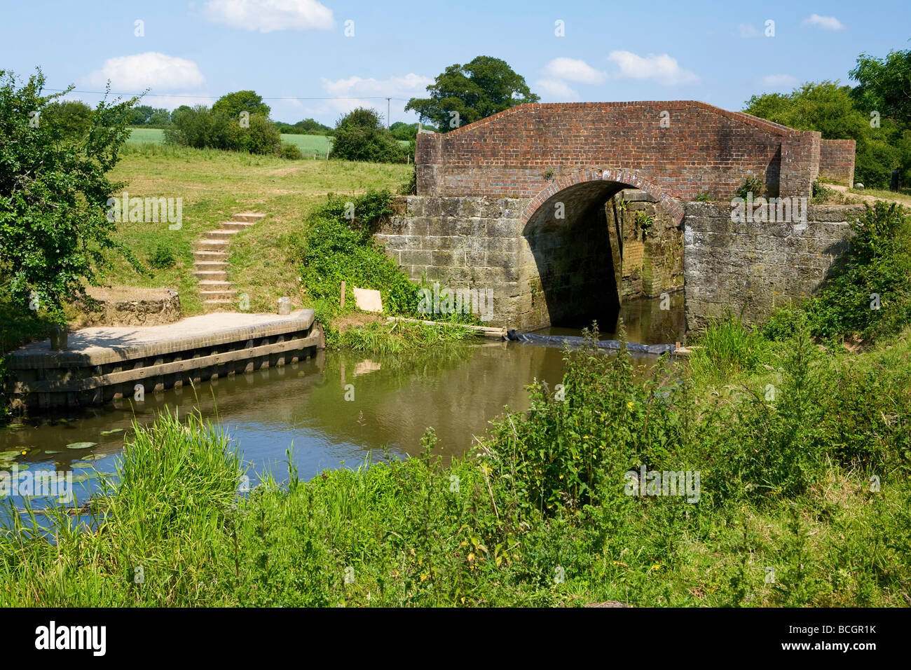 Serrure et pont de propriétaire sur le canal Wey et Arun partiellement restauré, Newdièse Common, West Sussex UK Banque D'Images