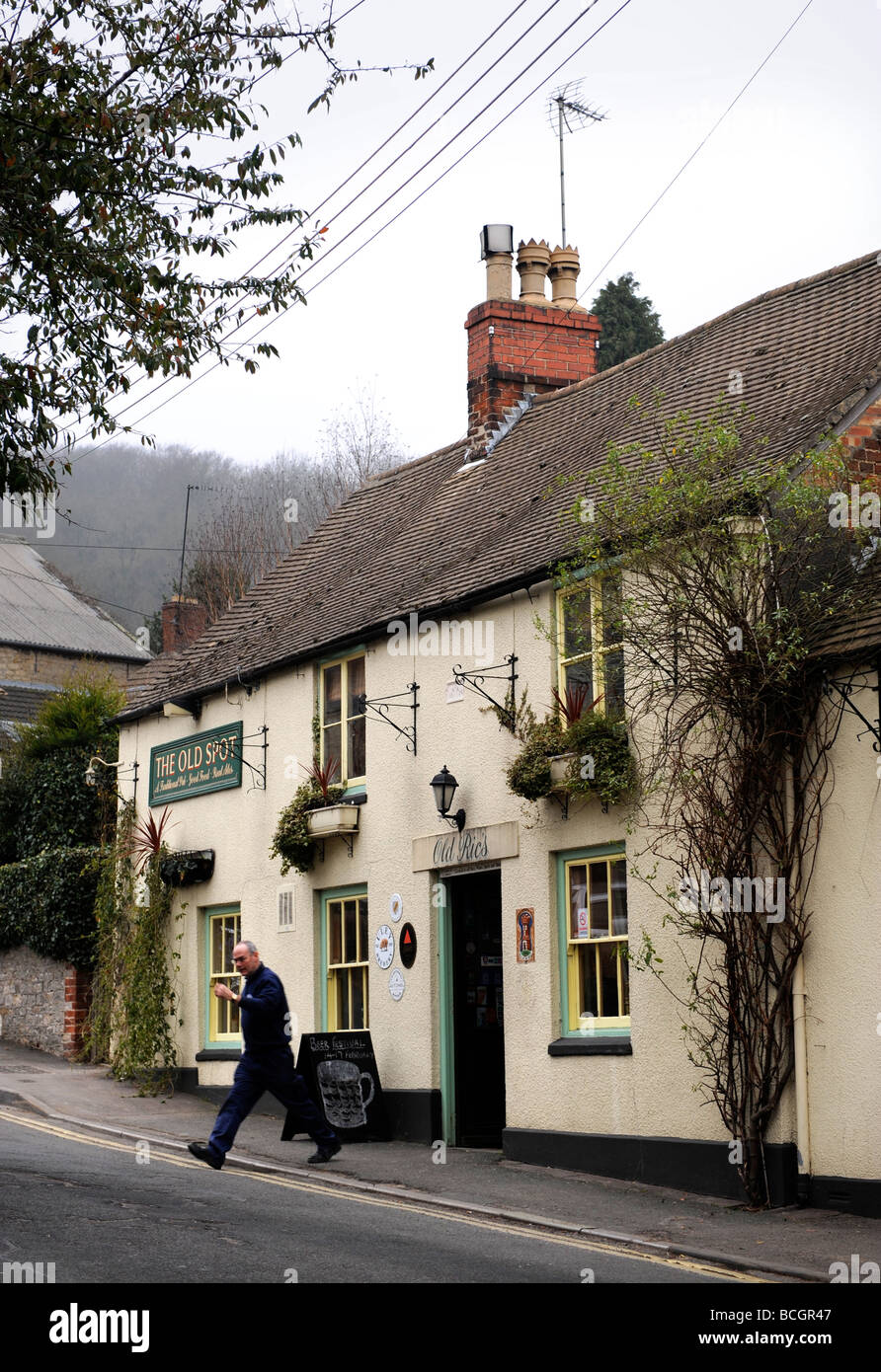 La VIEILLE PLACE INN UN PUB TRADITIONNEL DE DURSLEY GLOUCESTERSHIRE ENGLAND UK Banque D'Images