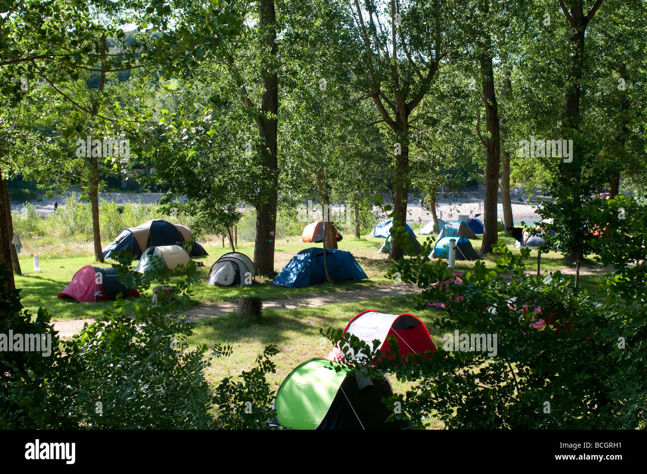 Camping de la plage sur la rivière Cèze Languedoc France Banque D'Images