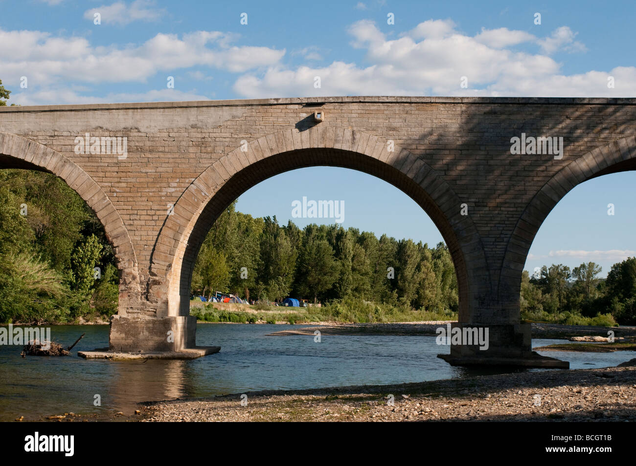 Pont sur la rivière Cèze Languedoc France Banque D'Images