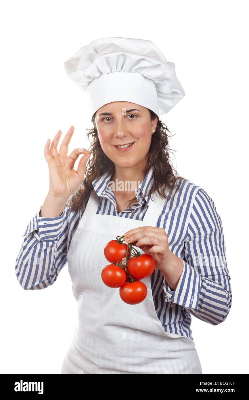 Femme faisant cuire et délices le geste et tenant un bouquet de tomates isolé sur fond blanc Banque D'Images