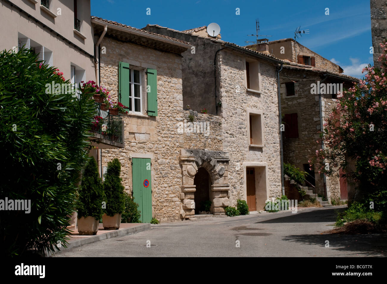 Maison ancienne en pierre à Goudargues Languedoc France Banque D'Images