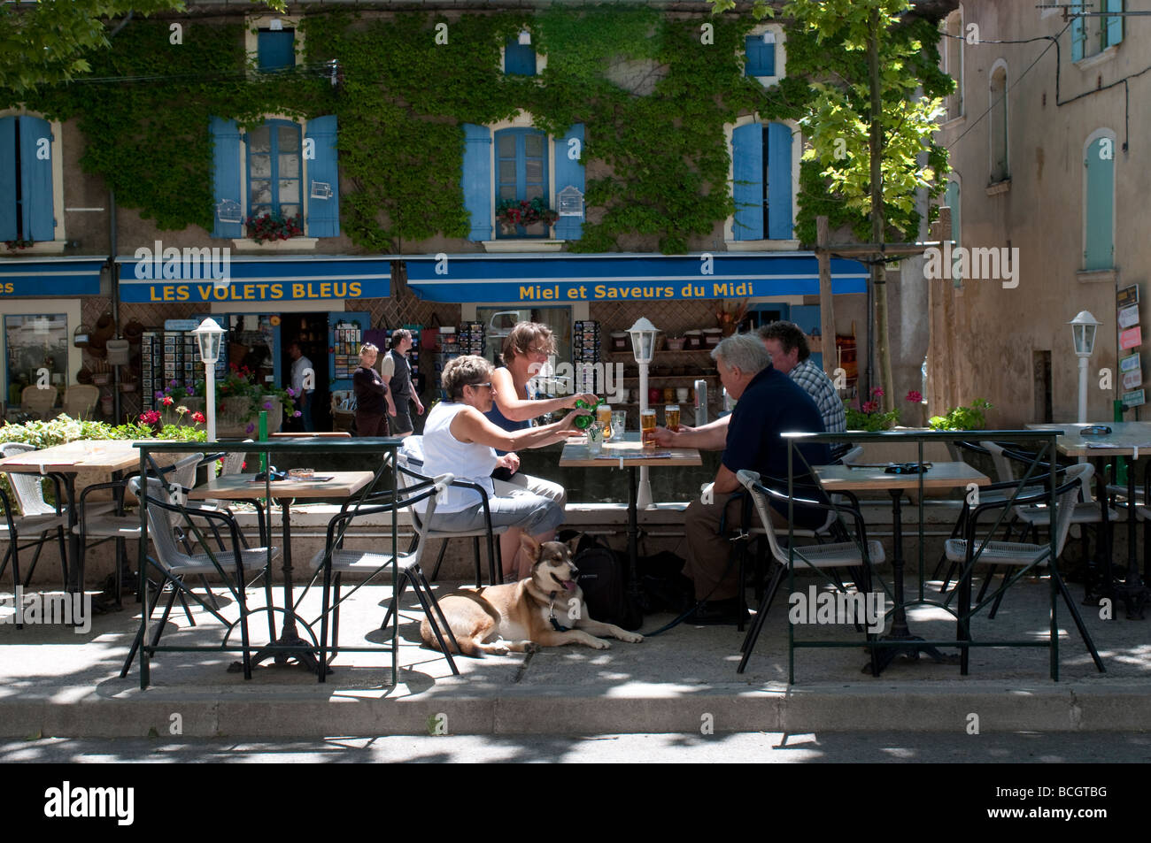 Les gens de boire dans un café à Goudargues Languedoc France Banque D'Images