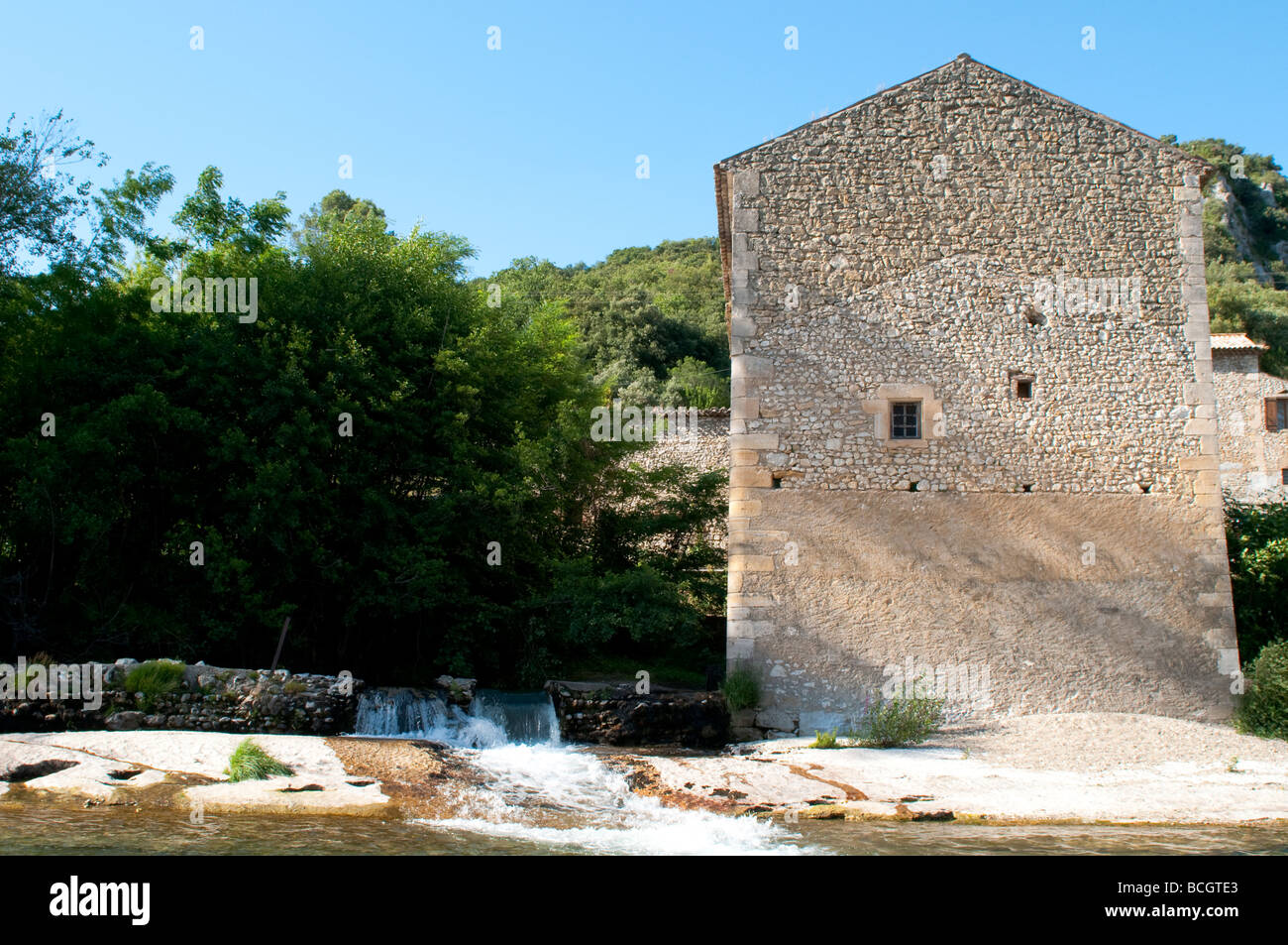 Rivière Cèze et une vieille maison en pierre Languedoc France Banque D'Images