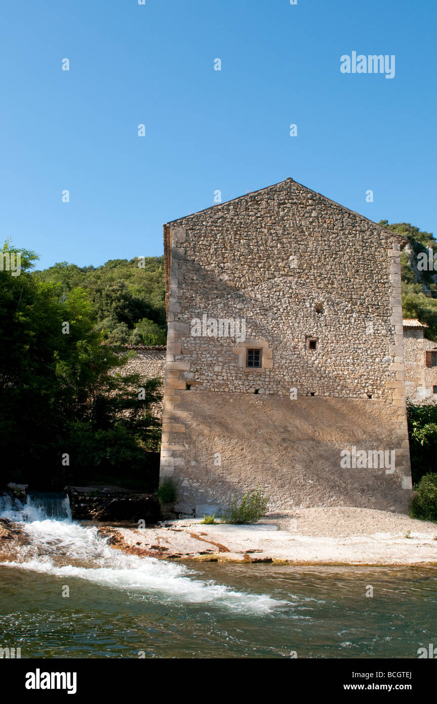 Rivière Cèze et une vieille maison en pierre Languedoc France Banque D'Images