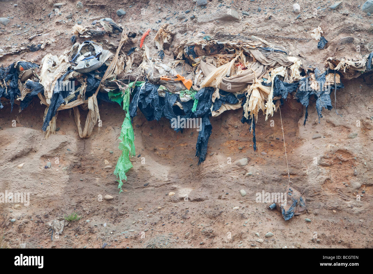 Déchets enterrés révélé par l'érosion côtière sur la côte ouest de l'île de Walney UK Banque D'Images