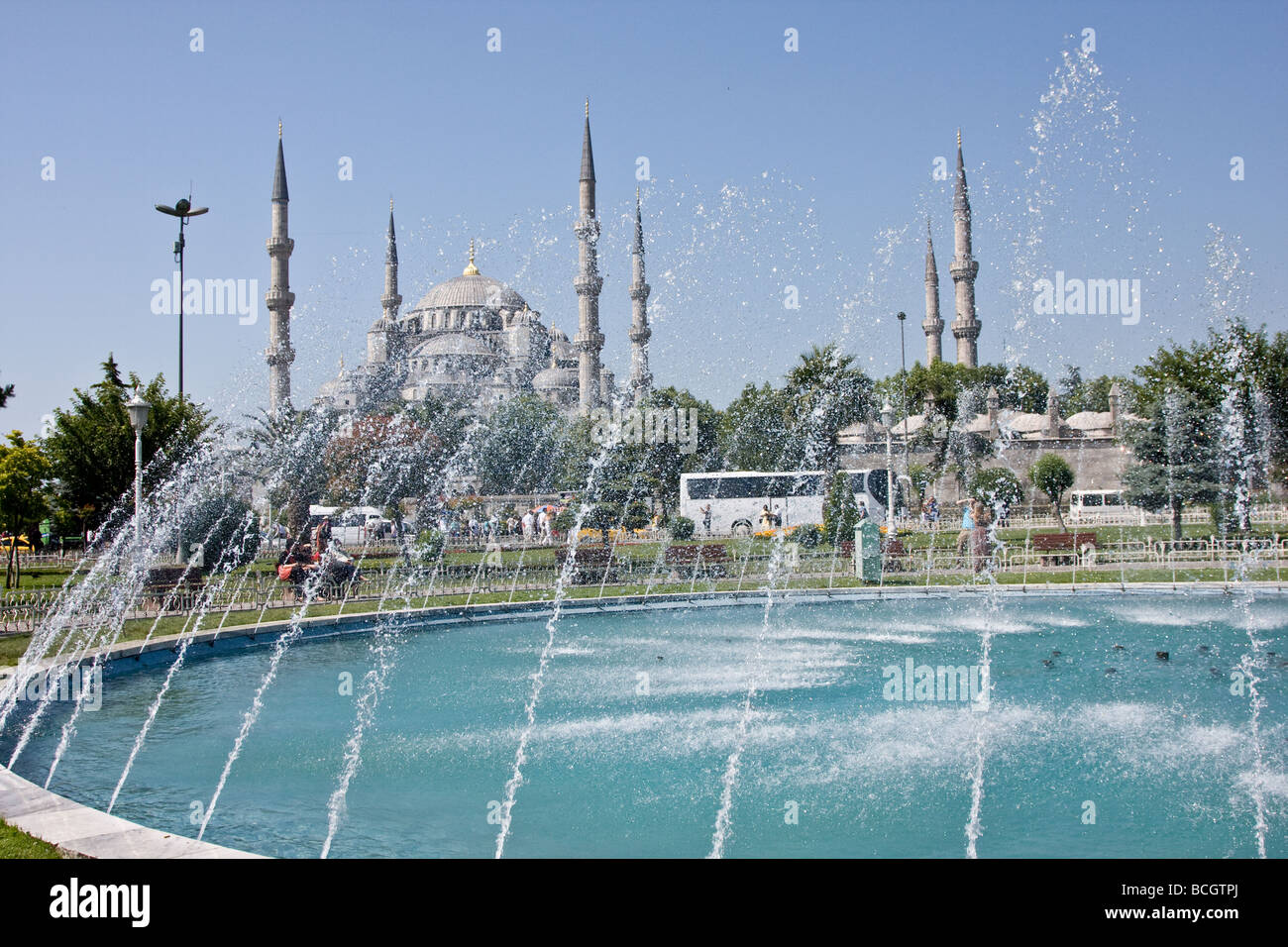 La fontaine de la Place Sultanahmet, Istanbul, avec la Mosquée bleue en arrière-plan Banque D'Images