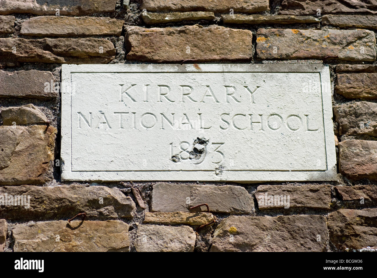 L'École nationale Kirrary plaque sur le mur de l'école utilisée dans le film La Fille de Ryan (1970) filmé à Dingle, Irlande. Banque D'Images