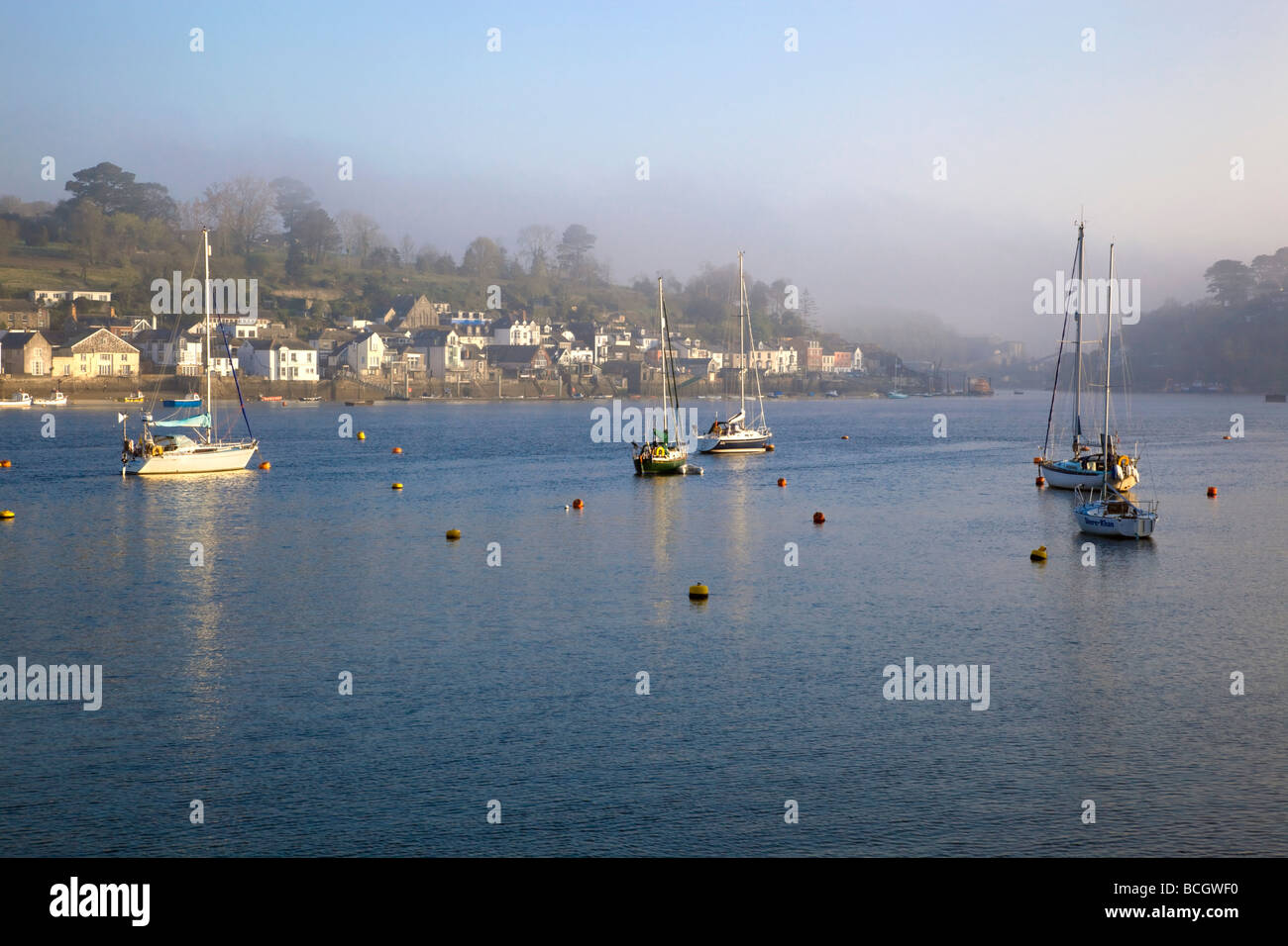 Vue de Fowey de polruan bateaux sur le fleuve fowey Cornwall Banque D'Images