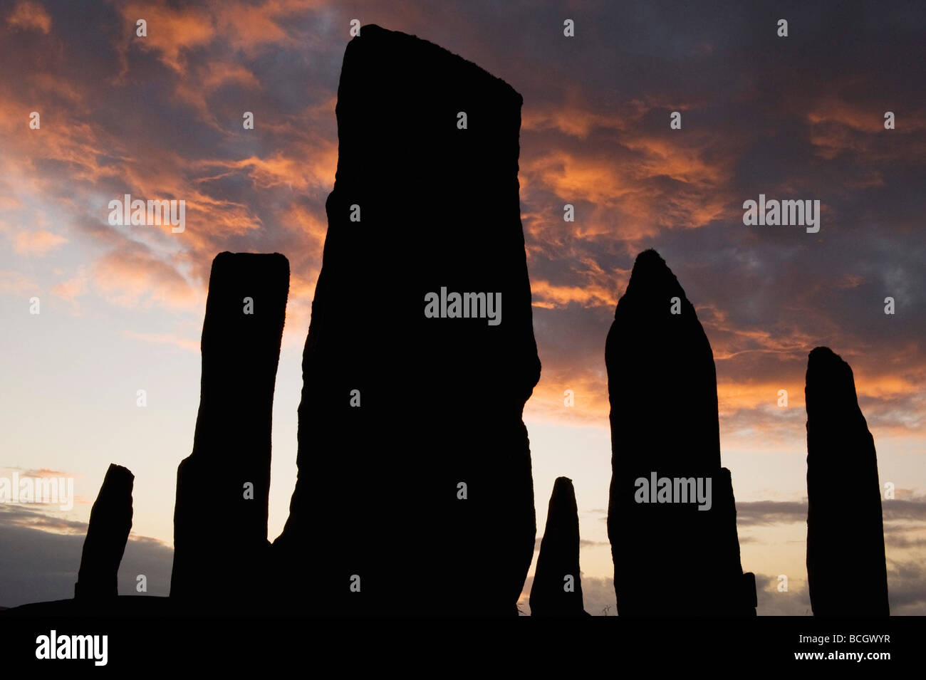 Le cercle de pierres néolithiques, Callanish Standing Stones, Coucher du soleil, le solstice d'été, à l'île de Lewis, Hébrides extérieures, en Écosse Banque D'Images