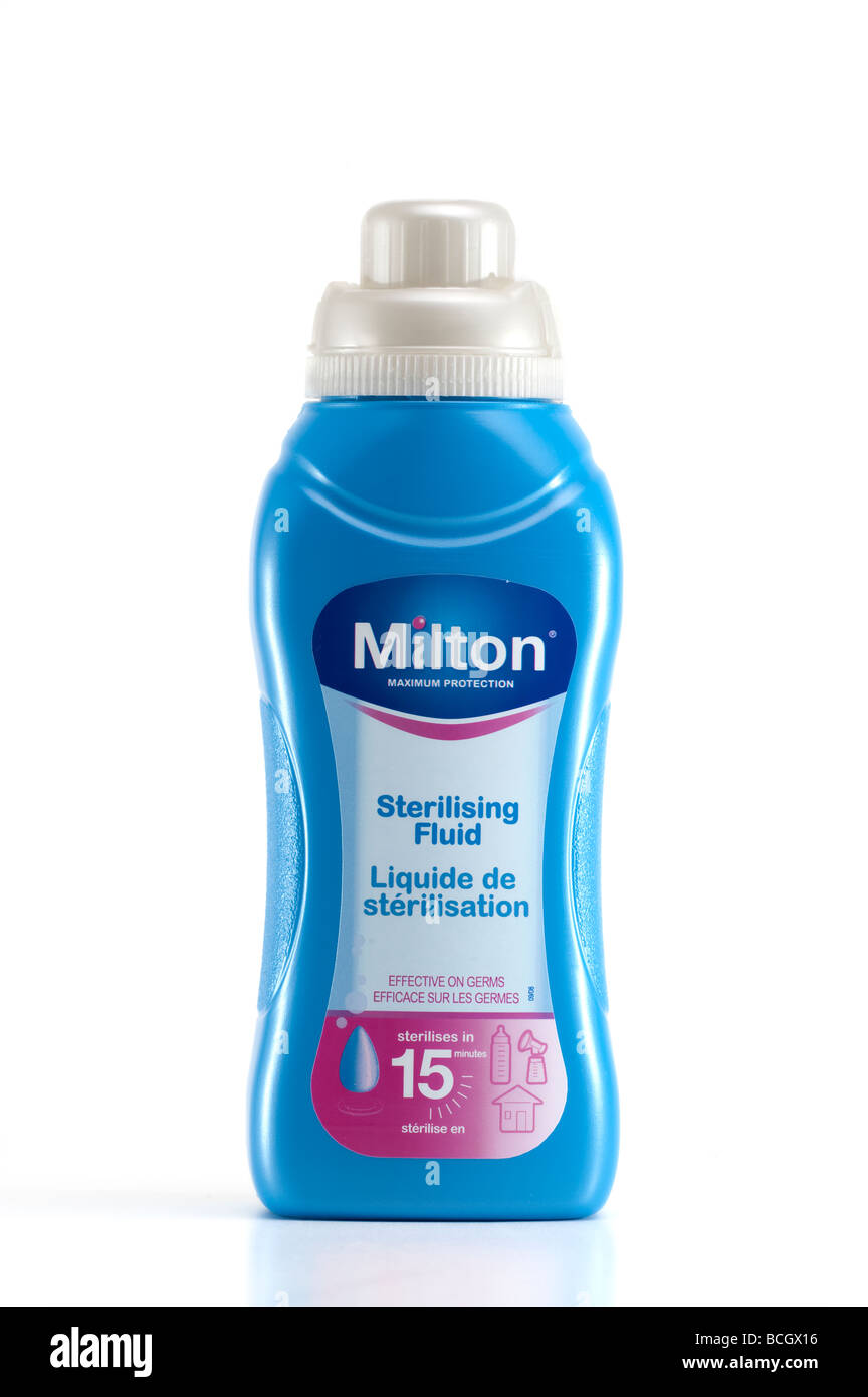 Terilising "Milton" de liquide dans un récipient en plastique bleu Banque D'Images