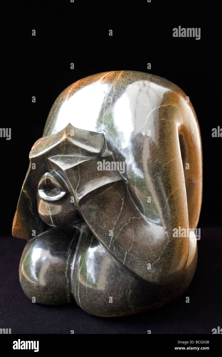 Une sculpture anthropomorphe en pierre serpentine (Zimbabwe). Sculpture anthropomorphe en serpentine (Zimbabwe). Banque D'Images
