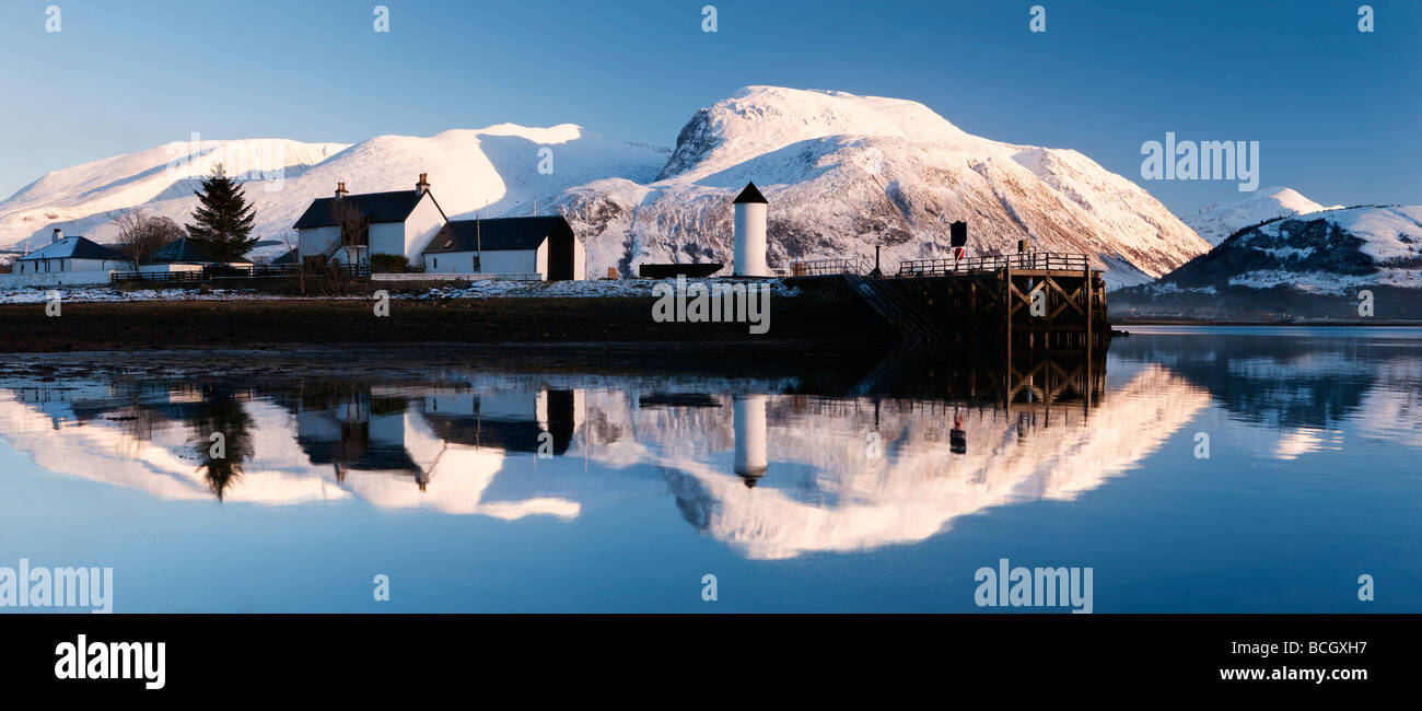 Phare de Corpach sur Loch Eil avec Ben Nevis et Fort William, dans l'arrière-plan, la région des Highlands, Ecosse, Royaume-Uni Banque D'Images