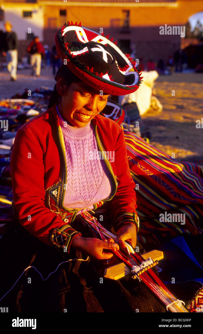 Dans weavingin femme Quechua indigènes le costume traditionnel dans la vallée de l'Urubamba Pérou marché Chinchero Banque D'Images