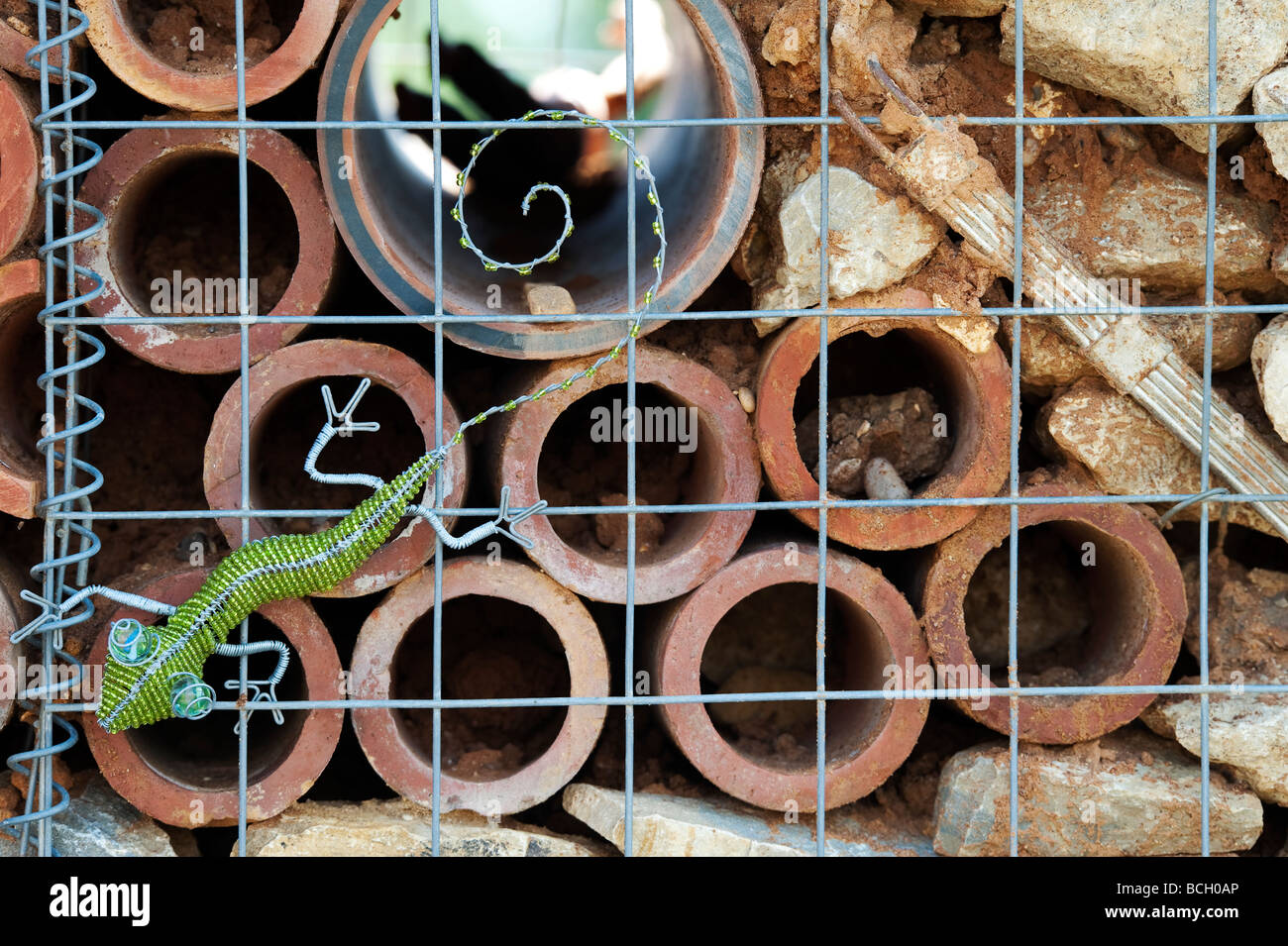 Mur d'insectes dans un jardin conçu pour les encouragements d'insectes dans le jardin. L'Angleterre Banque D'Images