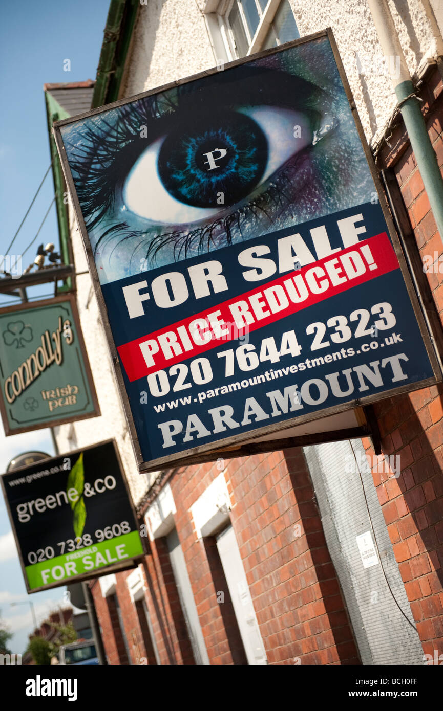 Pub pour signer la vente a prix reduits dans le centre de Leominster Herefordshire Angleterre UK Banque D'Images