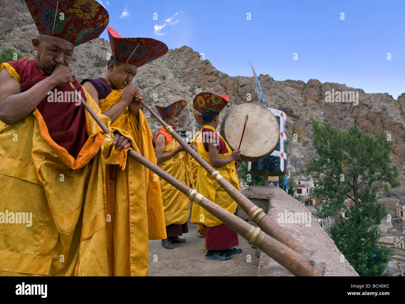 Les moines bouddhistes tibétains le soufflage des cornes. Festival Hemis Gompa. Ladakh. L'Inde Banque D'Images