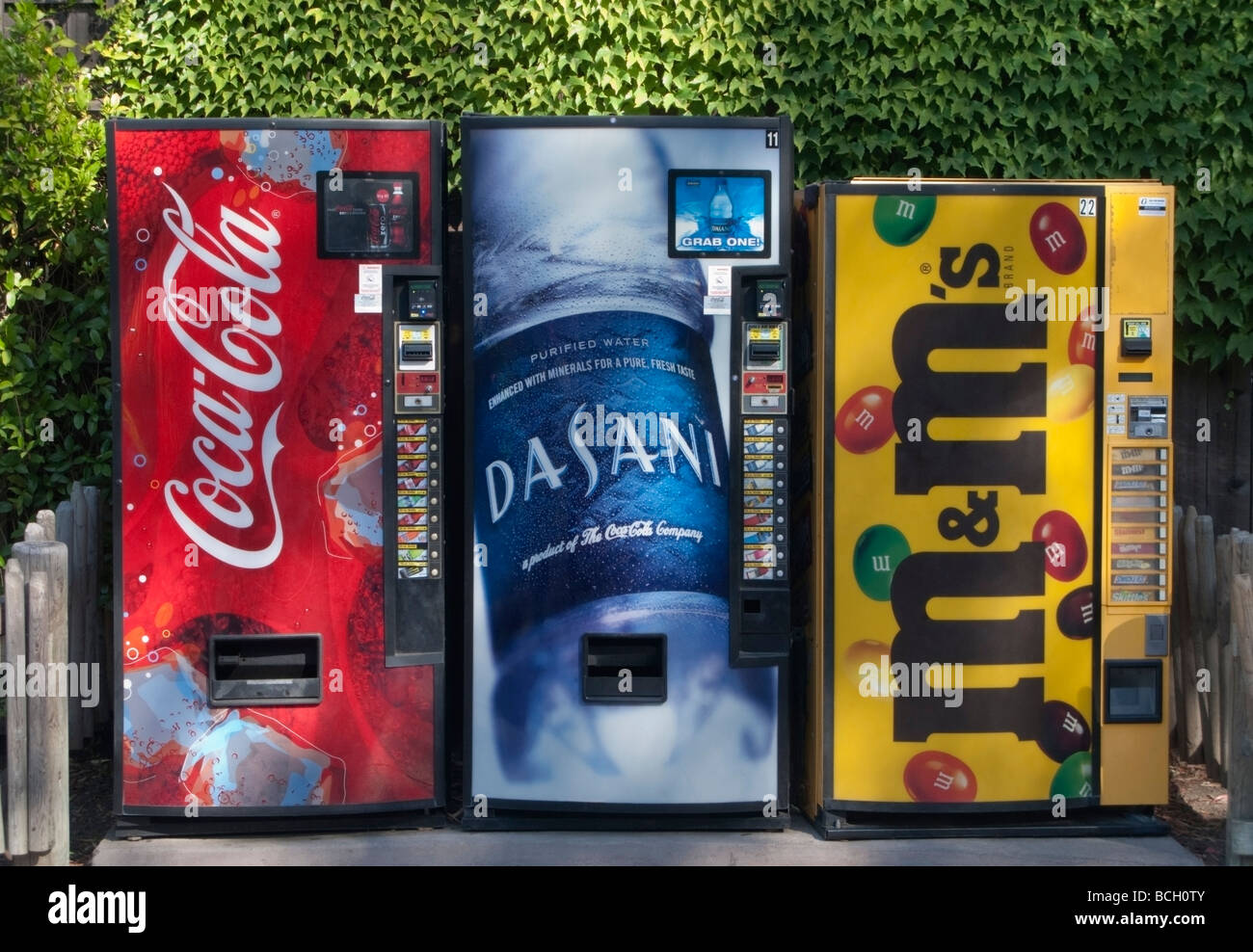 De l'eau Dasani, Coca-Cola et M & M,s candy distributeurs automatiques à un parc d'attractions de la Californie du Nord. Banque D'Images