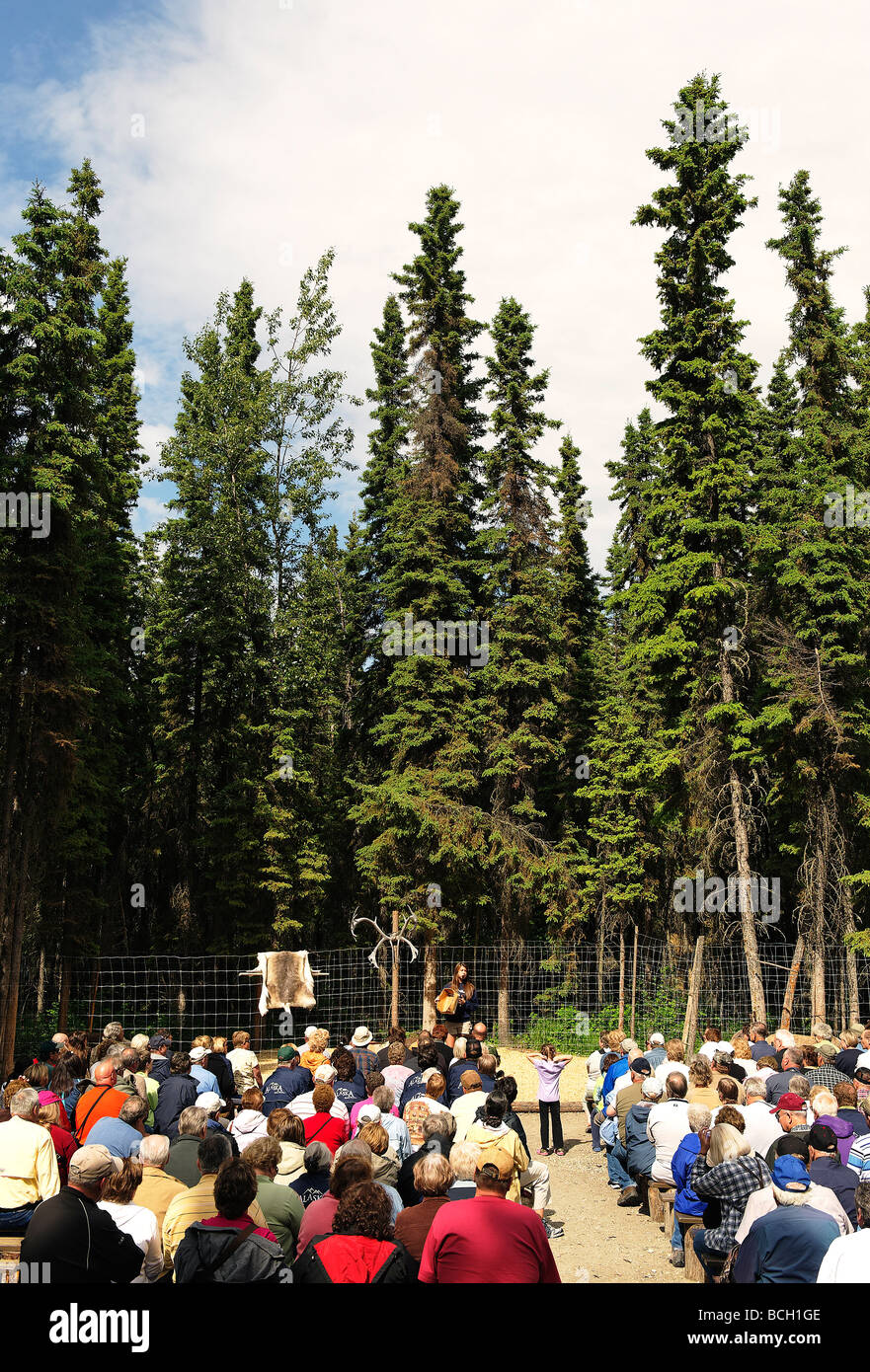 Jeune femme athabascan explique des éléments de sa culture autochtone de l'alaska village chena touristes Banque D'Images