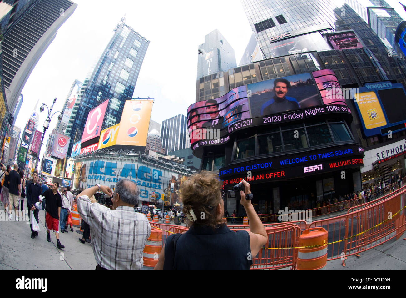 Touristes tourner la caméra sur WABC studios à Times Square le jeudi 2 juillet 2009 Frances M Roberts Banque D'Images
