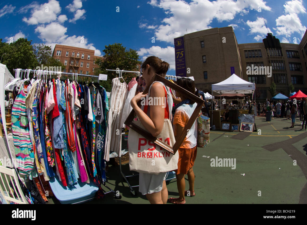 Le quartier branché de consommateurs dans Brooklyn Flea dans le quartier de Clinton Hill à New York Banque D'Images