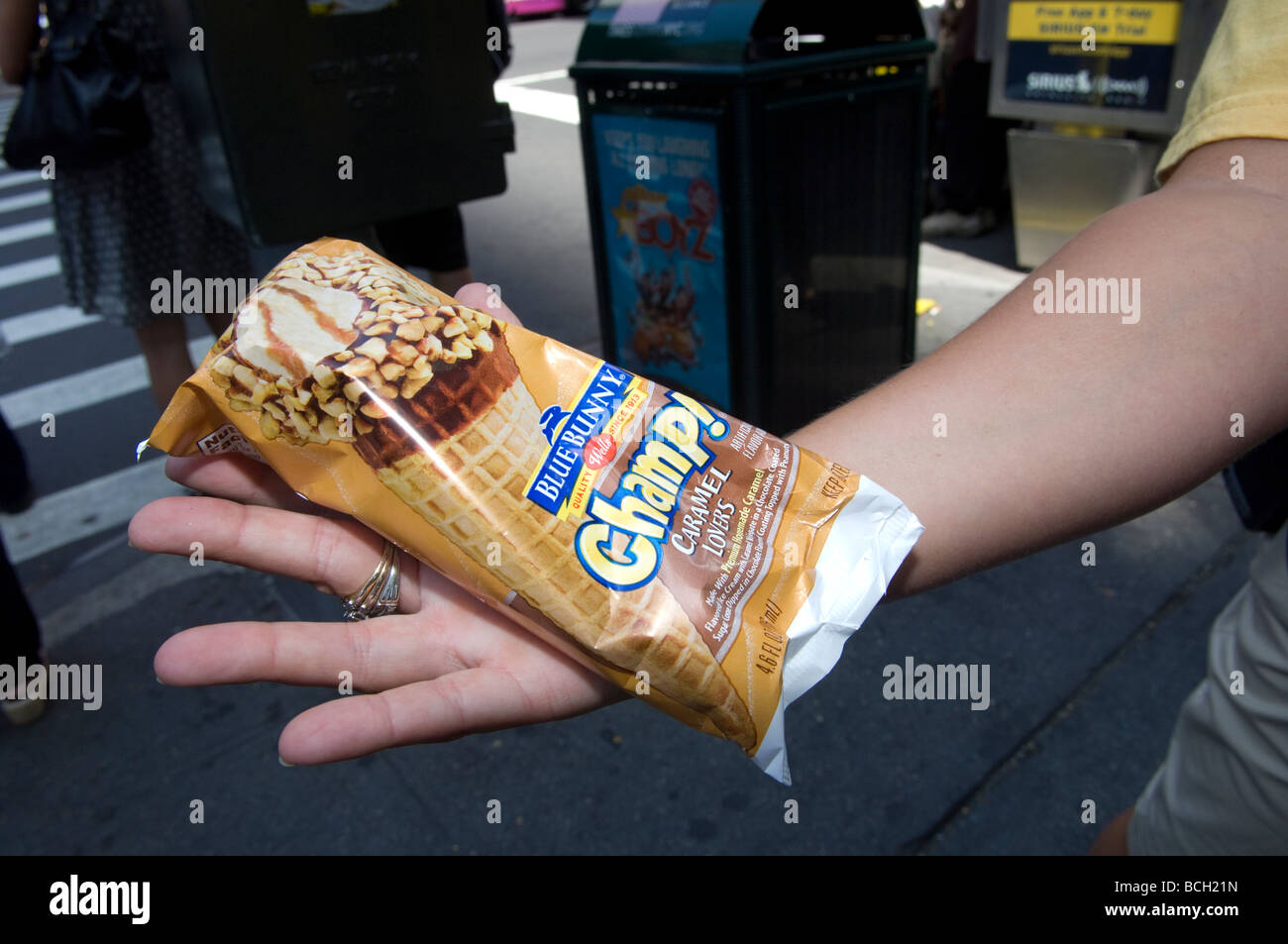 Lapin bleu crème glace donne 50 000 cônes de champ au coeur de New York, à Times Square Banque D'Images