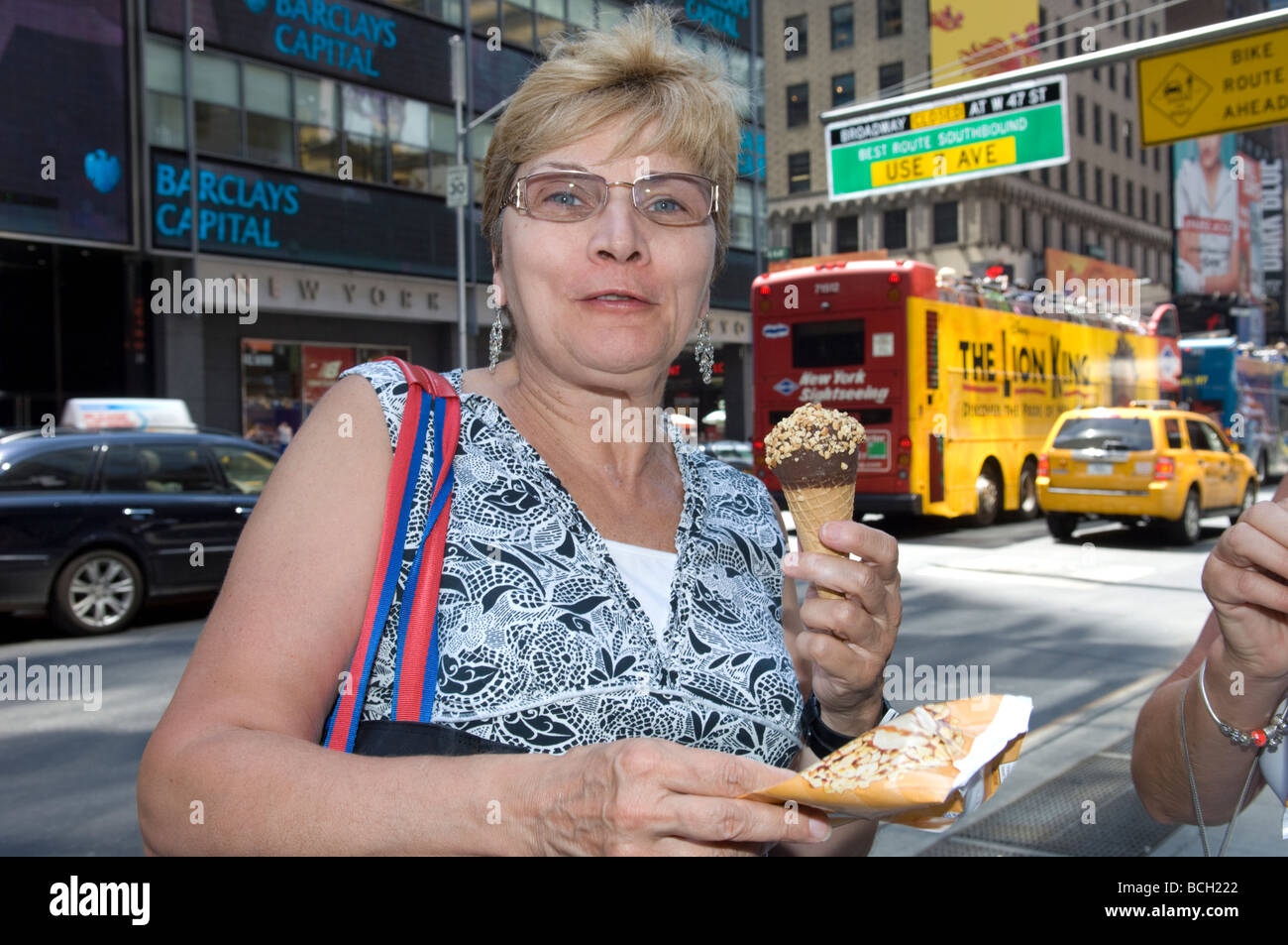 Lapin bleu crème glace donne 50 000 cônes de champ au coeur de New York, à Times Square Banque D'Images