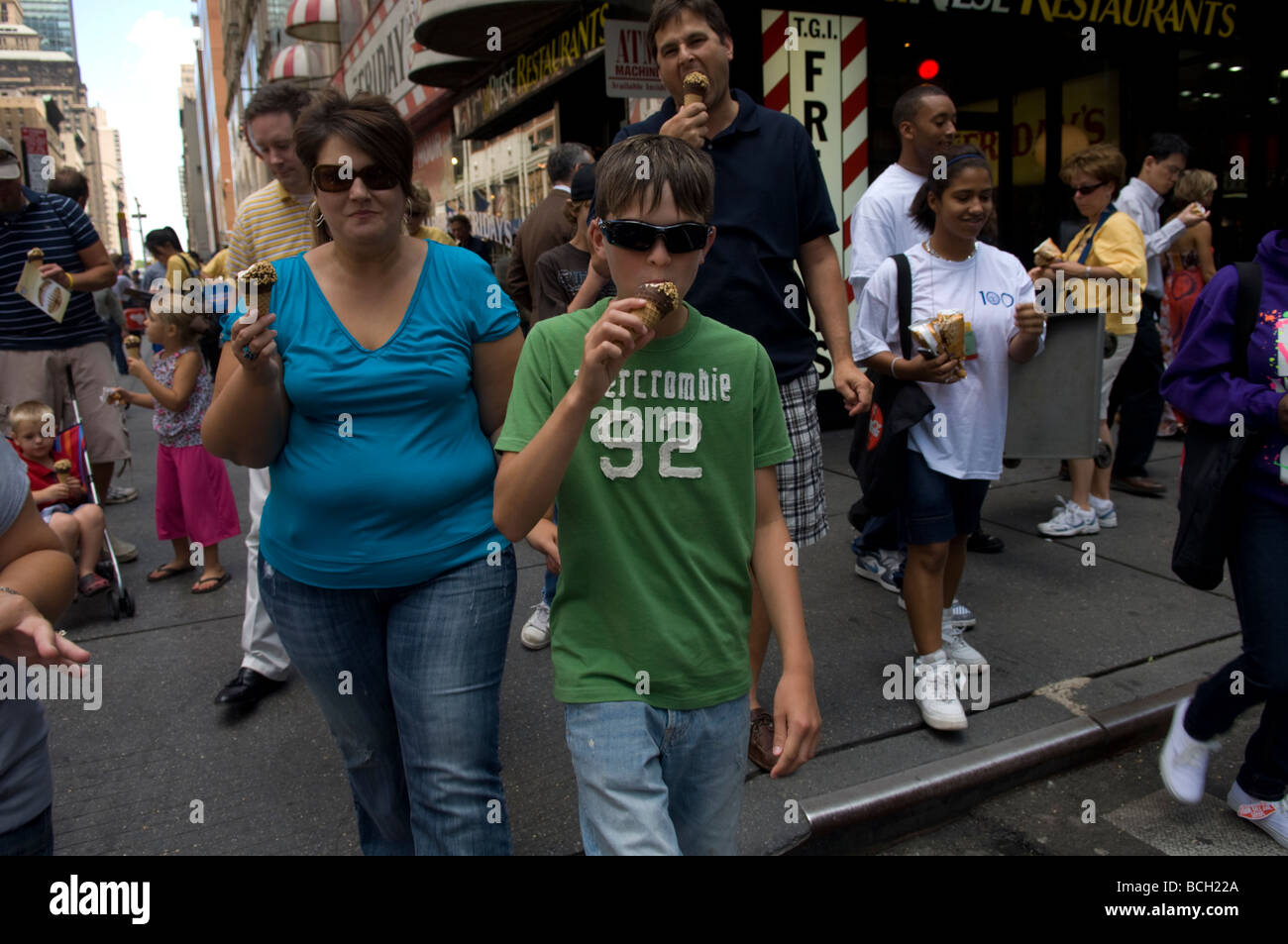 Lapin bleu crème glace donne 50 000 cônes de champ au coeur de New York, à Times Square Banque D'Images