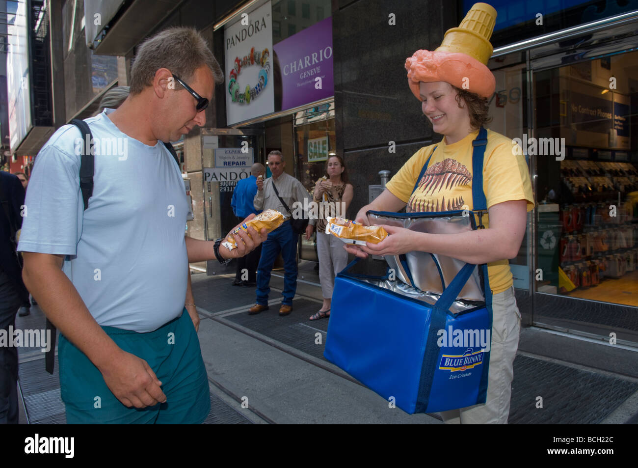 Lapin bleu crème glace donne 50 000 cônes de champ au coeur de New York, à Times Square Banque D'Images