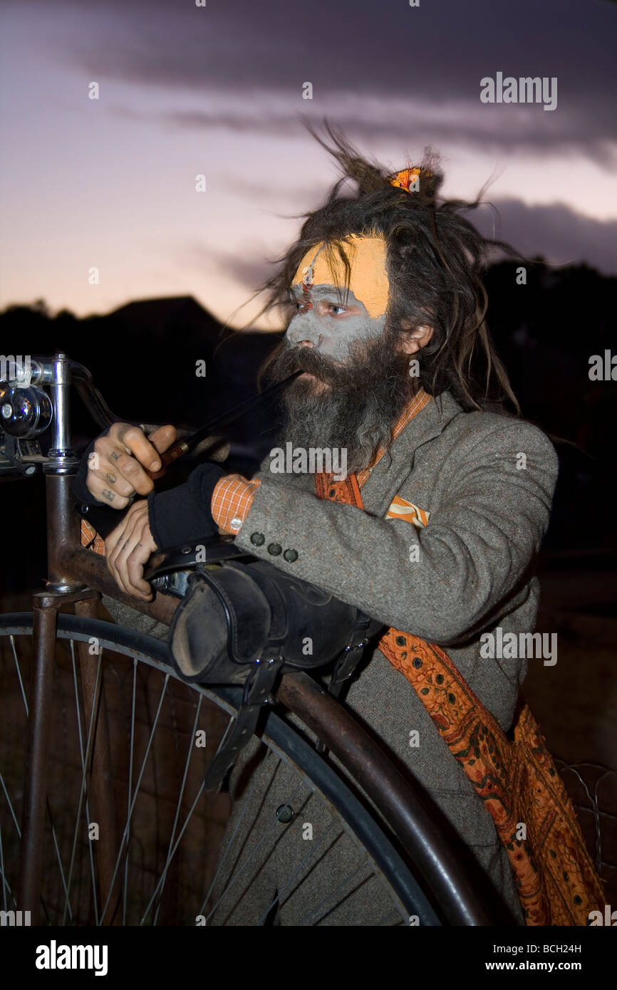 Tim Denham de Tucson détient sur son vélo ordinaire avant le début de la Procession 2008 toutes les âmes Banque D'Images