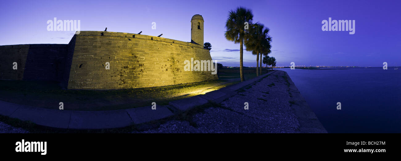 Castillo de San Marcos avant l'aube avec vue sur la baie de Matanzas, Saint Augustine, Floride Banque D'Images