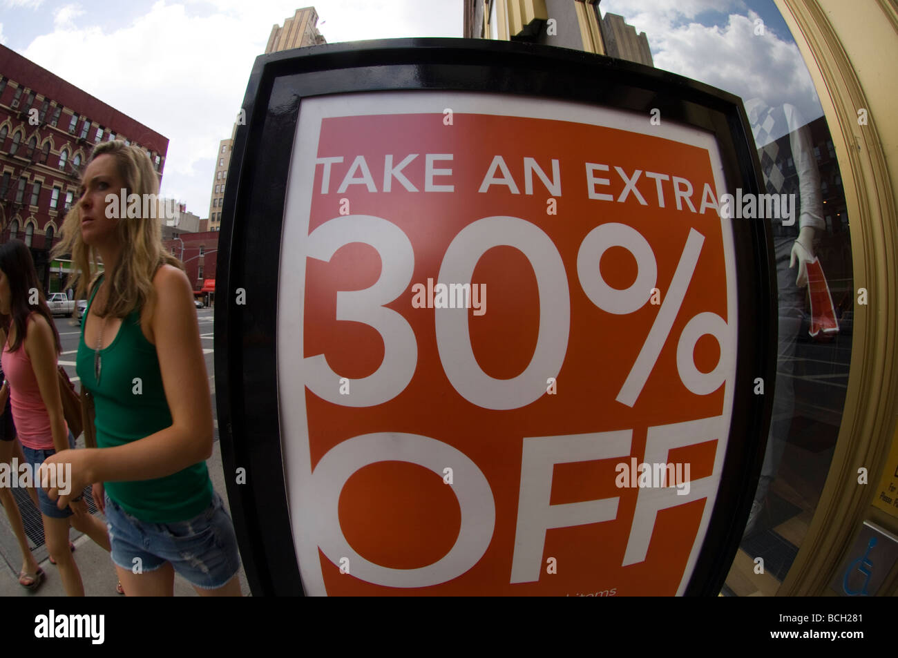 Une vente à l'extérieur indiquant une république bananière store dans le quartier de Chelsea à New York à New York Banque D'Images