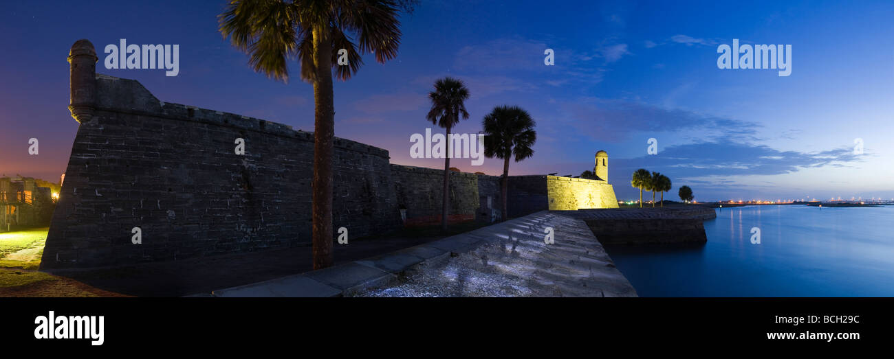 Castillo de San Marcos avant l'aube avec vue sur la baie de Matanzas, Saint Augustine, Floride Banque D'Images