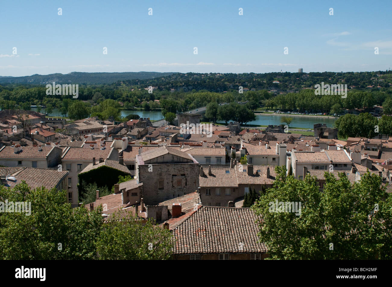 Les toits rouges de la ville et rivière Rhone Avignon France Banque D'Images