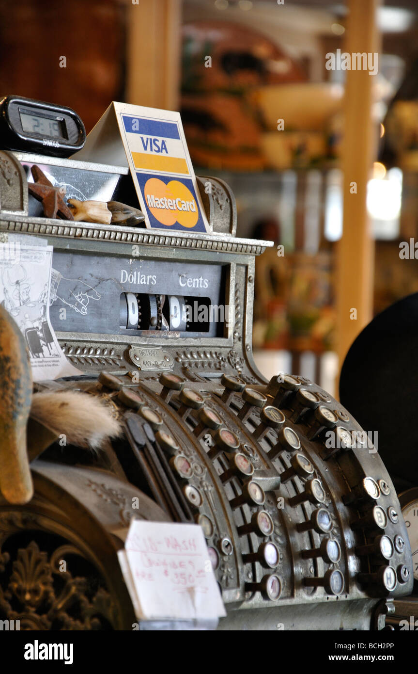 Caisse enregistreuse antique avec nouvelle carte visa sign Banque D'Images